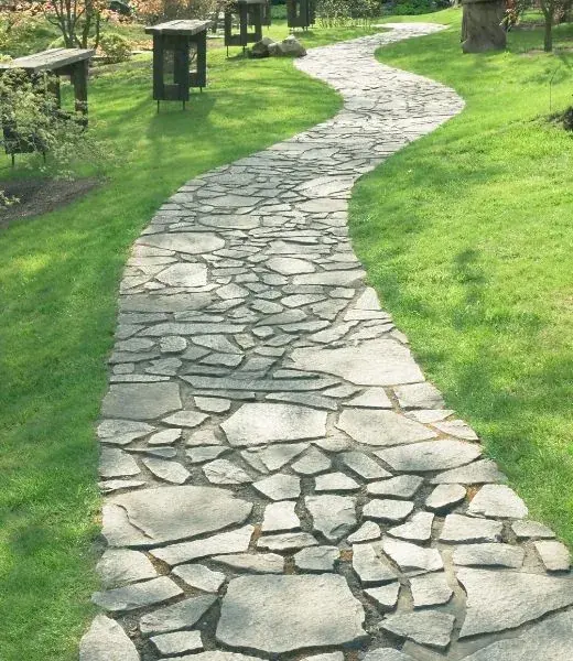 Natursteinweg im Rasen